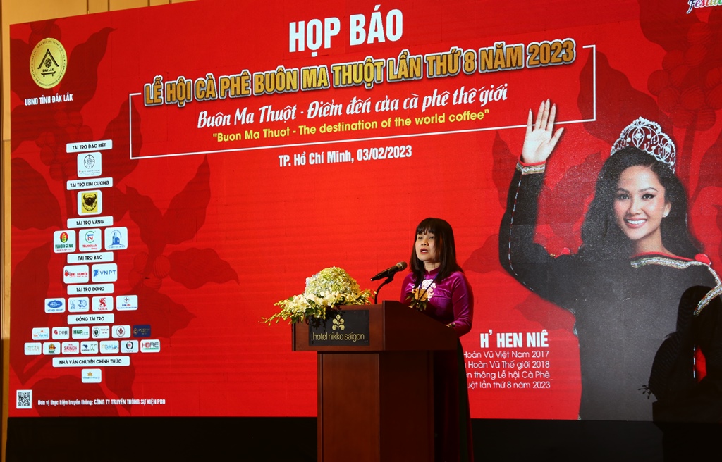 Phó Chủ tịch UBND tỉnh, Trưởng Tiểu ban Truyền Thông Lễ hội H’Yim Kđoh phát biểu tại buổi họp báo.